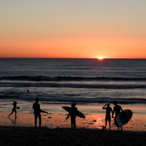 Bidart surfeurs coucher du soleil plage001 ©OT Bidart