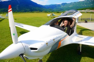Ivo Boscarol en un avion Pipistrel
