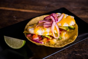 tortilla de trigo y coco con pollo de corral al curry rojo y verduras (5)