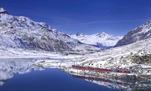 Rhaetische Bahn/RhB - Bernina Express - Bernina Express entlang des Lago Bianco. Eine Fahrt von den Gletschern zu den Palmen. Rhaetian Railway/RhB - Bernina Express - Bernina Express running beside Lake Bianco. Ferrovia retica/FR - Bernina Express - Il Bernina Express lungo il Lago Bianco. Un viaggio dai ghiacciai alle palme. Copyright by Rhaetische Bahn By-line: swiss-image.ch/Beppe Raso