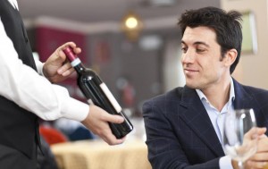 no-te-hagas-el-entendido-de-vinos-seguro-que-el-camarero-sabe-mas-que-tu-istock