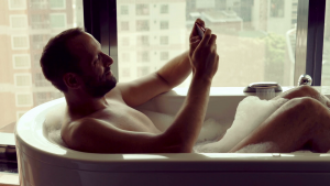 videoblocks-man-taking-selfie-during-bath_bsgqbvzlz_thumbnail-full11