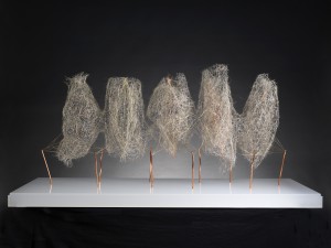(MICHELLE SOSKINE) ANTONIO CRESPO. Pentámero 2018. Foix. Alfileres, fibras vegetales y alambre sobre metacrilato 70 x 60 x 138 cm