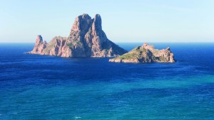 The rocky islands of Es Vedrá And Vedranell nearby the southest coast of Ibiza, Balearic Islands, Spain. Los islotes de Es Vedrá y Es Vedranell, cerca de la costa sudeste de Ibiza, Islas Baleares, España.